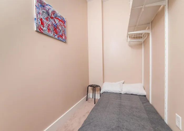 Walk To Acrisure - Parking - Location - Groupstay Apartment