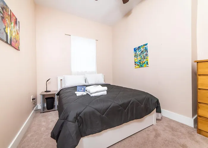 Walk To Acrisure - Parking - Location - Groupstay Apartment *