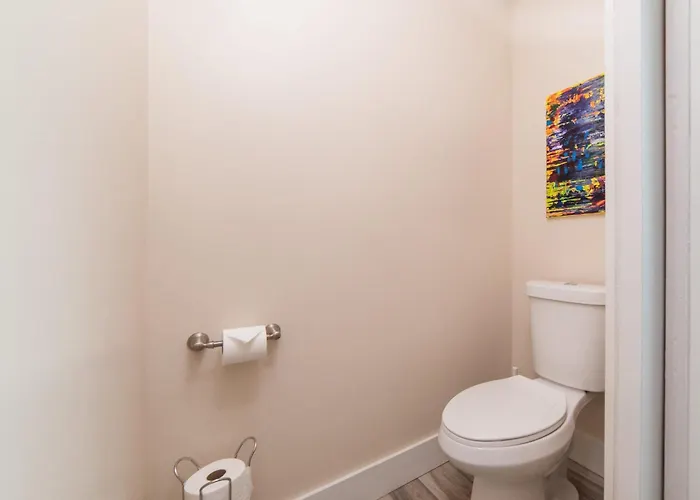 Walk To Acrisure - Parking - Location - Groupstay Apartment *