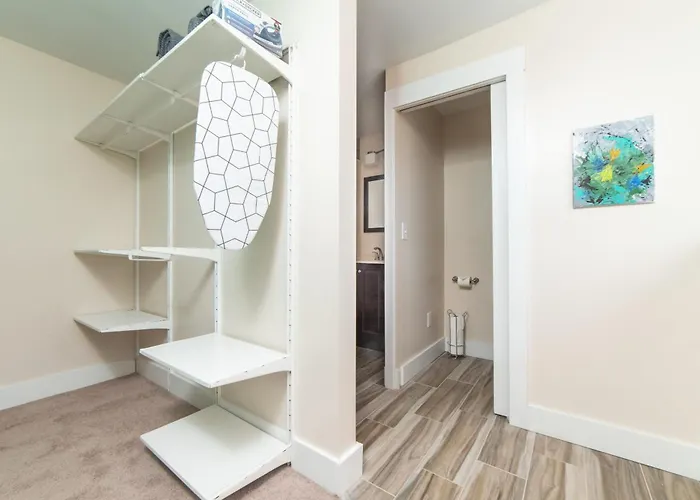 Walk To Acrisure - Parking - Location - Groupstay Apartment *