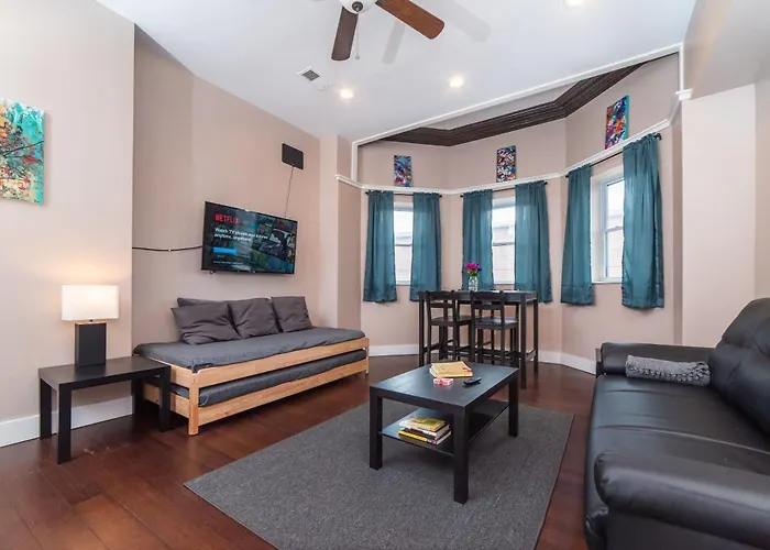 Walk To Acrisure - Parking - Location - Groupstay Apartment *
